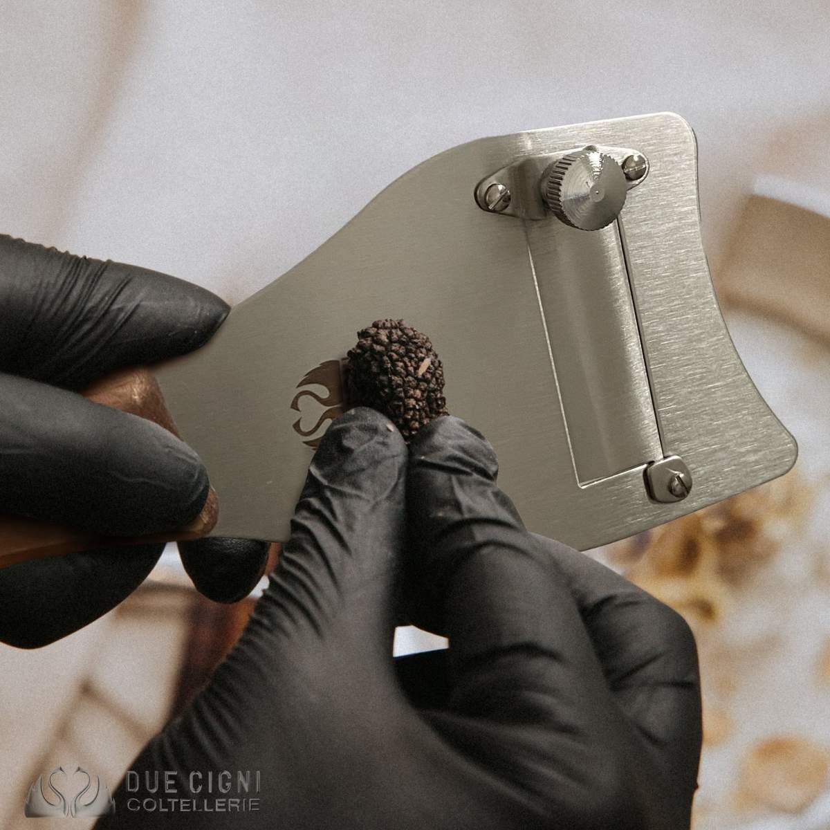 Affetta tartufi inox Due Cigni liscio Linea 1896 in noce 2C-1025-NO - immagine 4