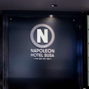 Insegna con lettere in rilievo e pannello di alluminio a colori su misura fino a max 150X50 cm